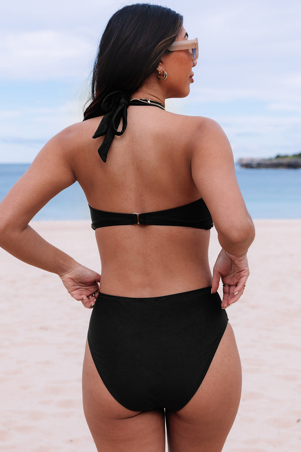 Crni jednodijelni kupaći kostim s O-prstenom i nabranim prsima
