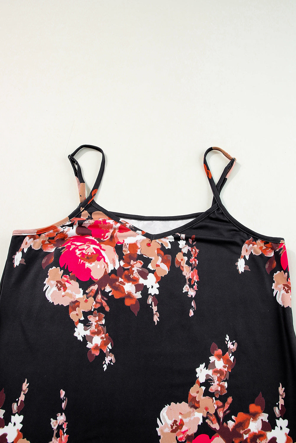 Crna majica s V izrezom i podesivom špageticom s cvjetnim printom