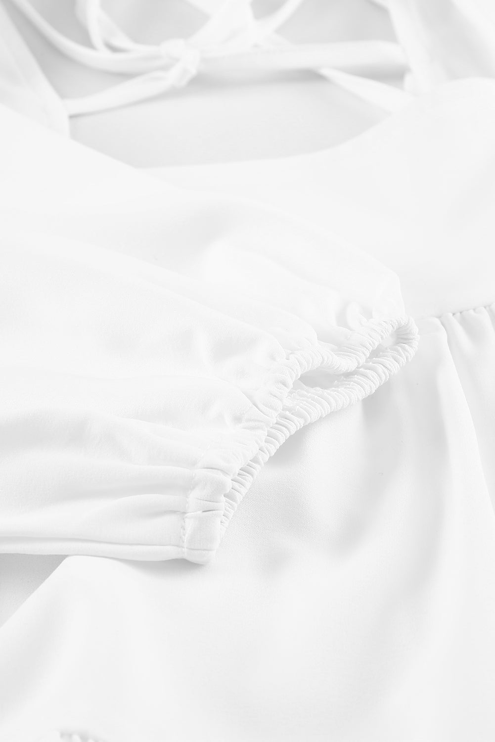 Bijela visoka niska mini haljina s četvrtastim izrezom i polurukavima