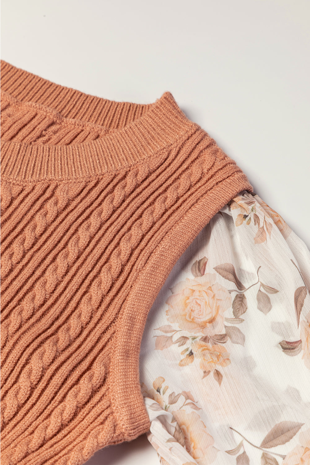 Zlatni cvjetni patchwork pleteni pulover s manžetama
