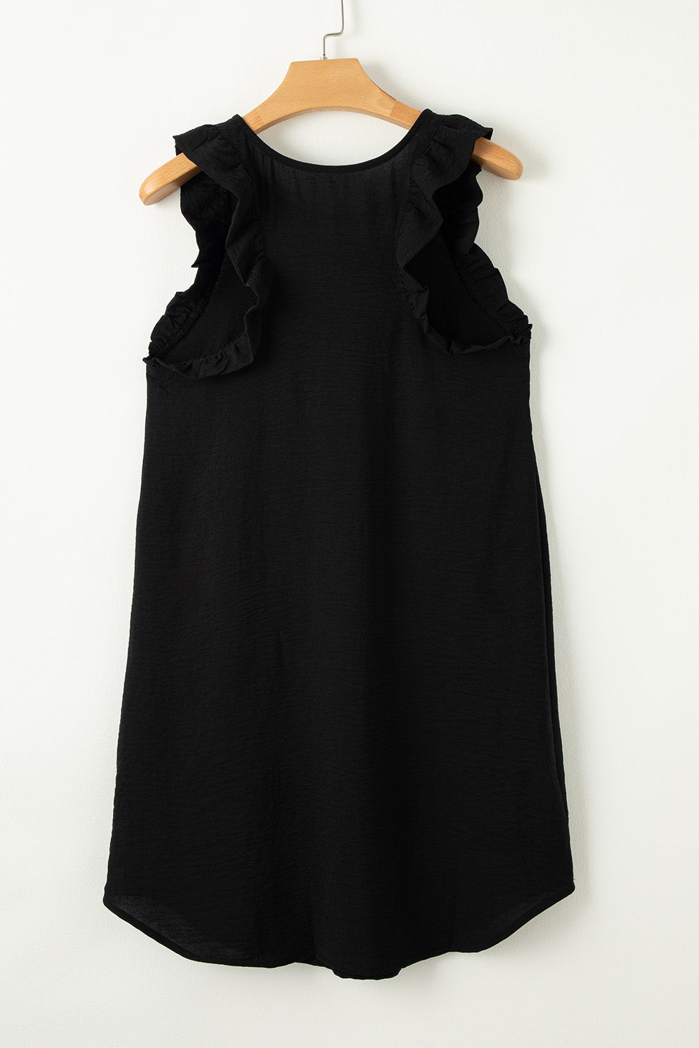Crna jednobojna pomaknuta mini haljina bez rukava s volanima