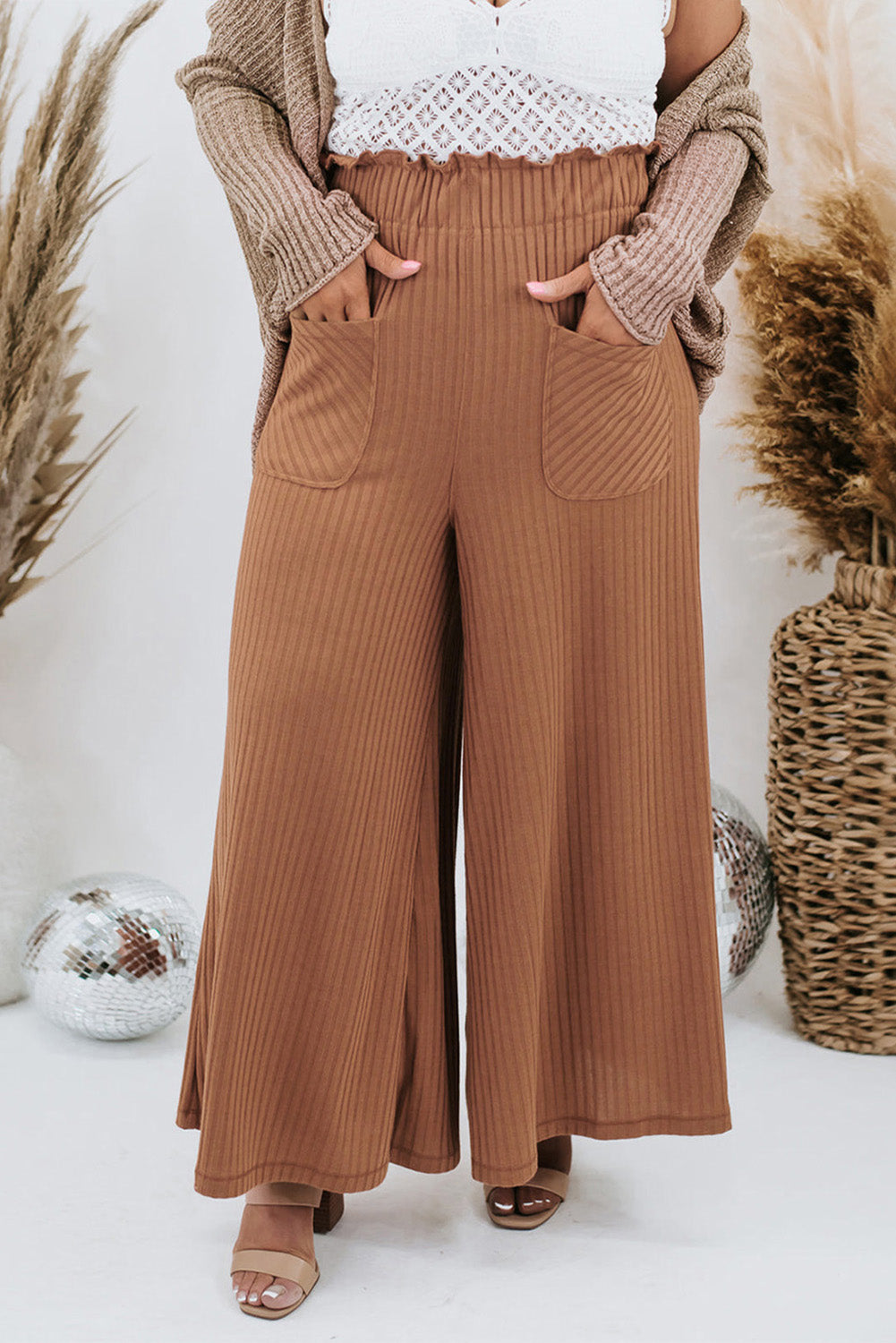 Pantalon large marron avec poche plaquée et taille volantée