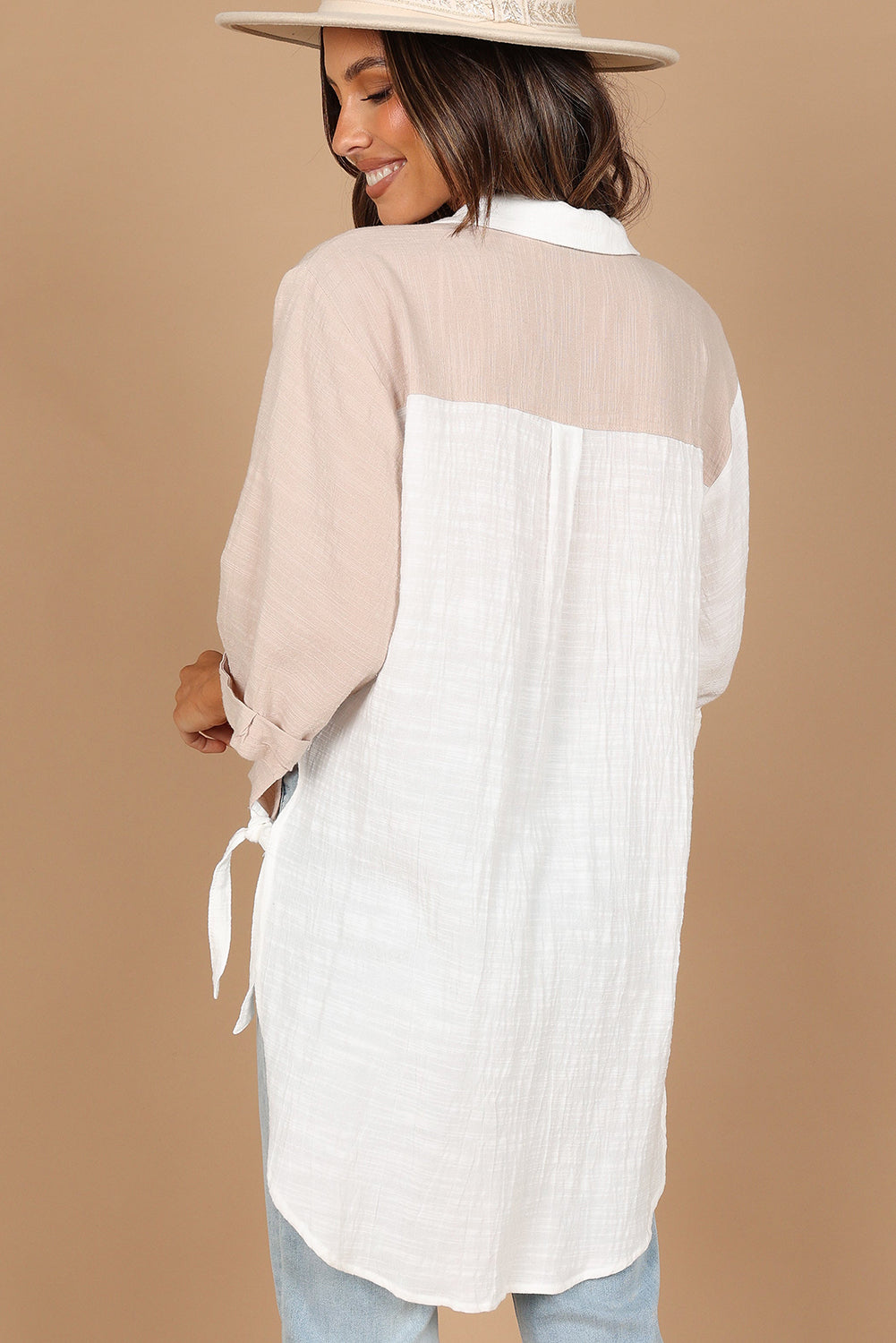 Bijela košulja kontrastnih boja s V izrezom i zakrivljenim rubom