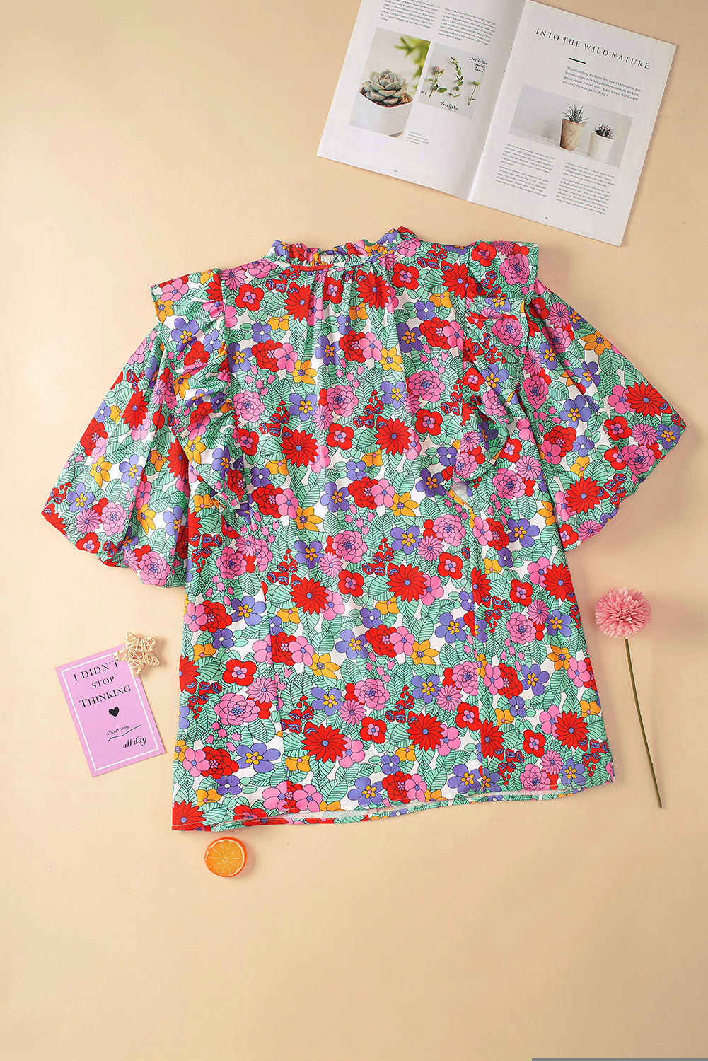Večbarvna bluza z mehurčastimi rokavi in ​​v-izrezom s cvetličnim vzorcem velike velikosti
