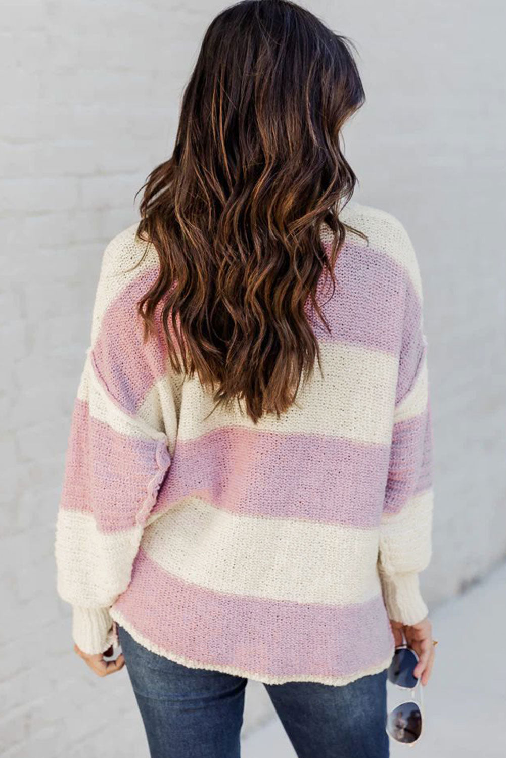 Rožnat črtast pleten pulover z gumbi in rebrastim razcepljenim ovratnikom