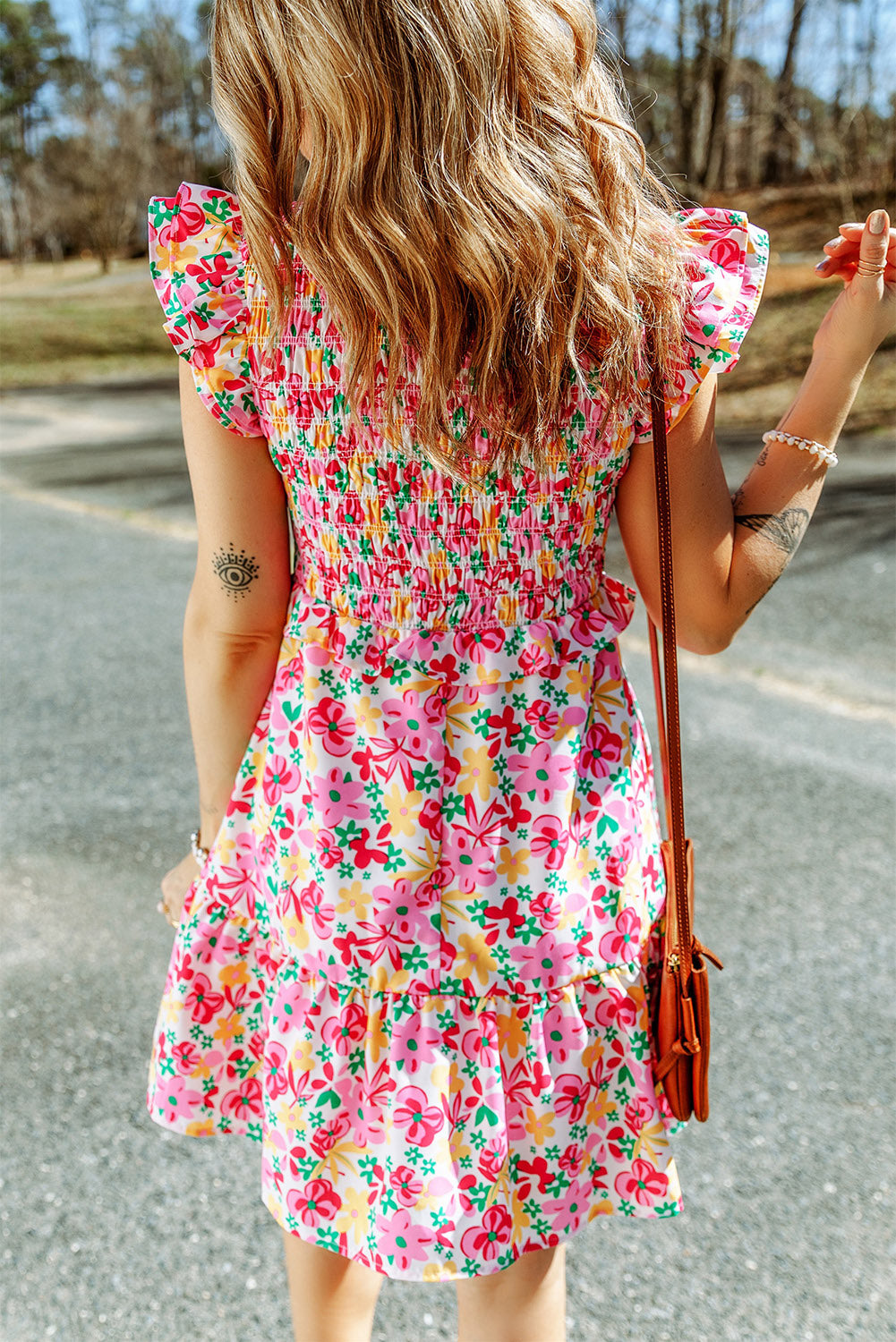 Večbarvna obleka s cvetličnim prirezkom in naborki
