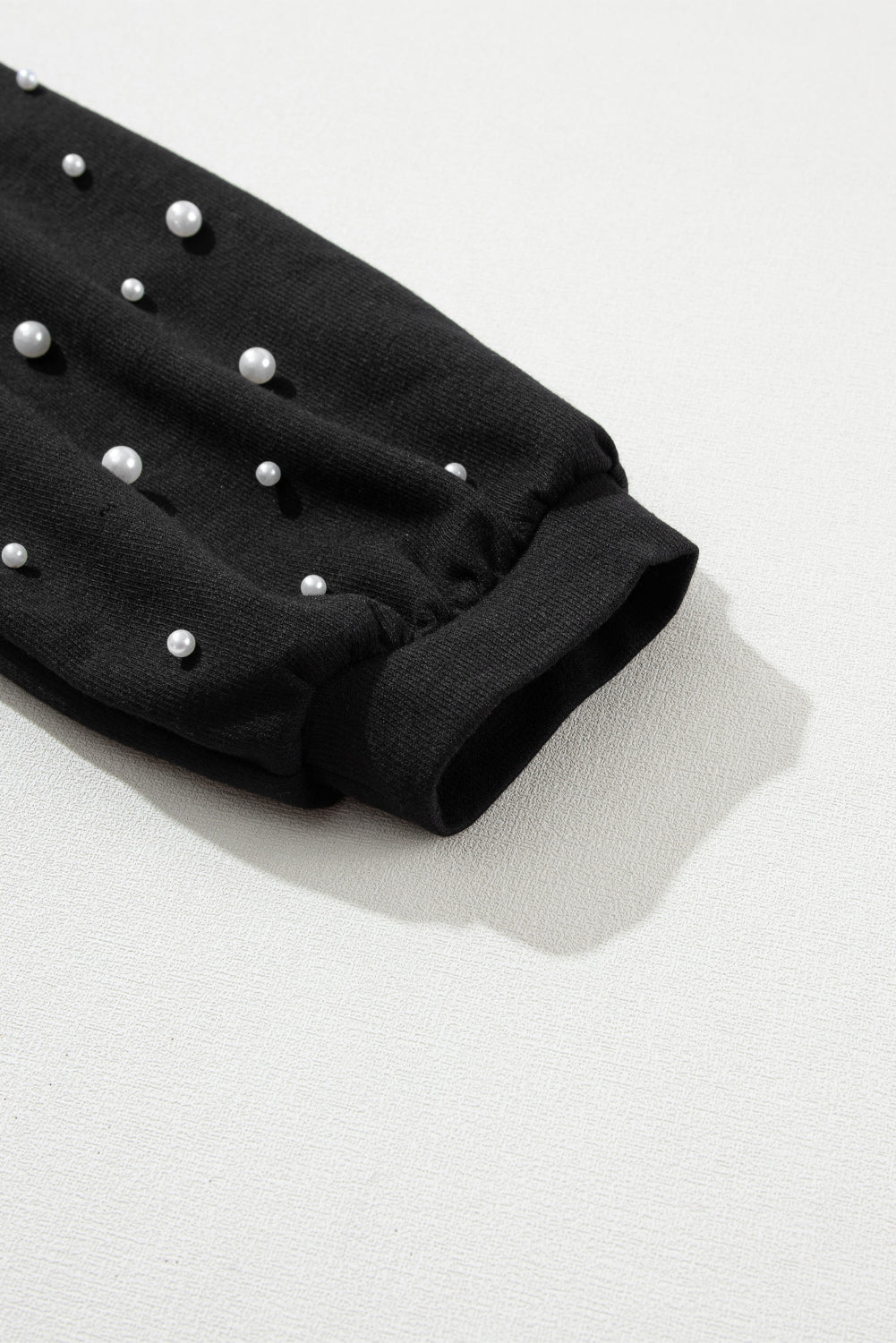 T-shirt girocollo con maniche a 3/4 e decorazione di perle nere