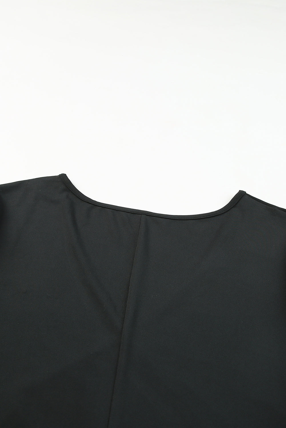 Mini-robe portefeuille froncée à manches courtes grande taille noire