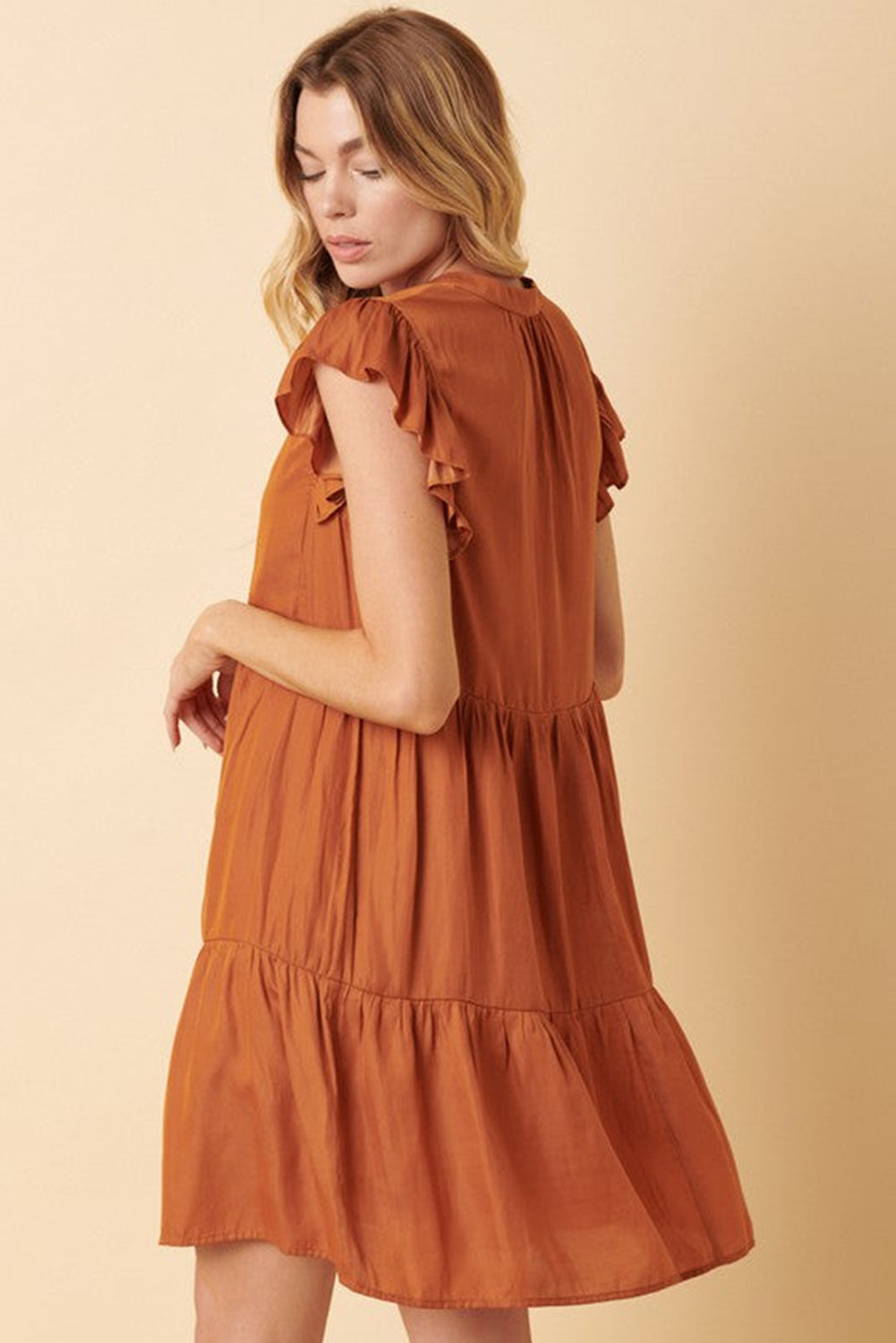 Mini-robe orange roux à manches volantées et col en V cranté à plusieurs niveaux