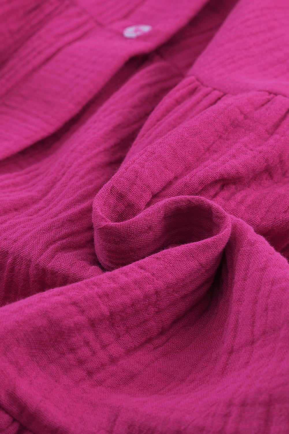 Gestuftes Hemdblusenkleid mit geteiltem Ausschnitt in Rosa in Knitteroptik