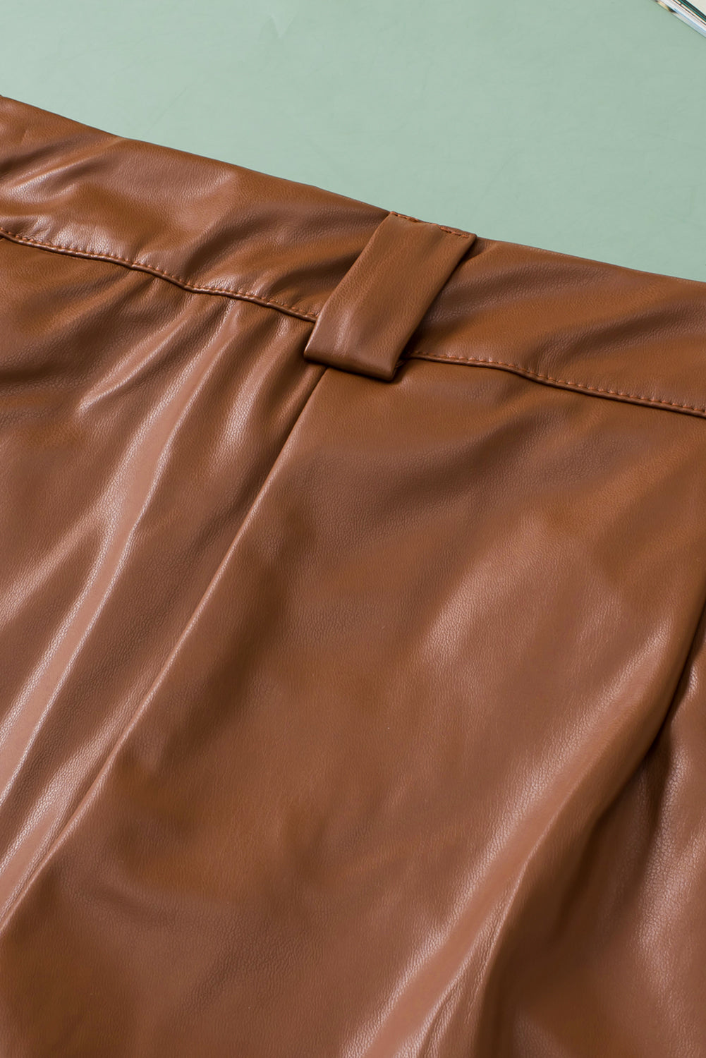 Pantaloncini casual pieghettati in ecopelle marrone