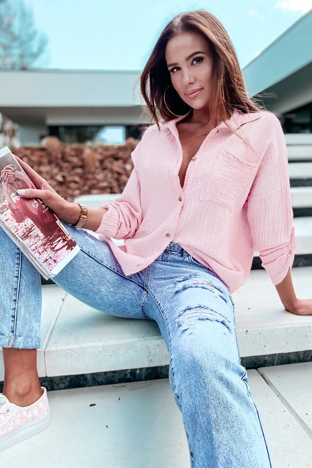 Chemise rose à manches retroussées et texture froissée