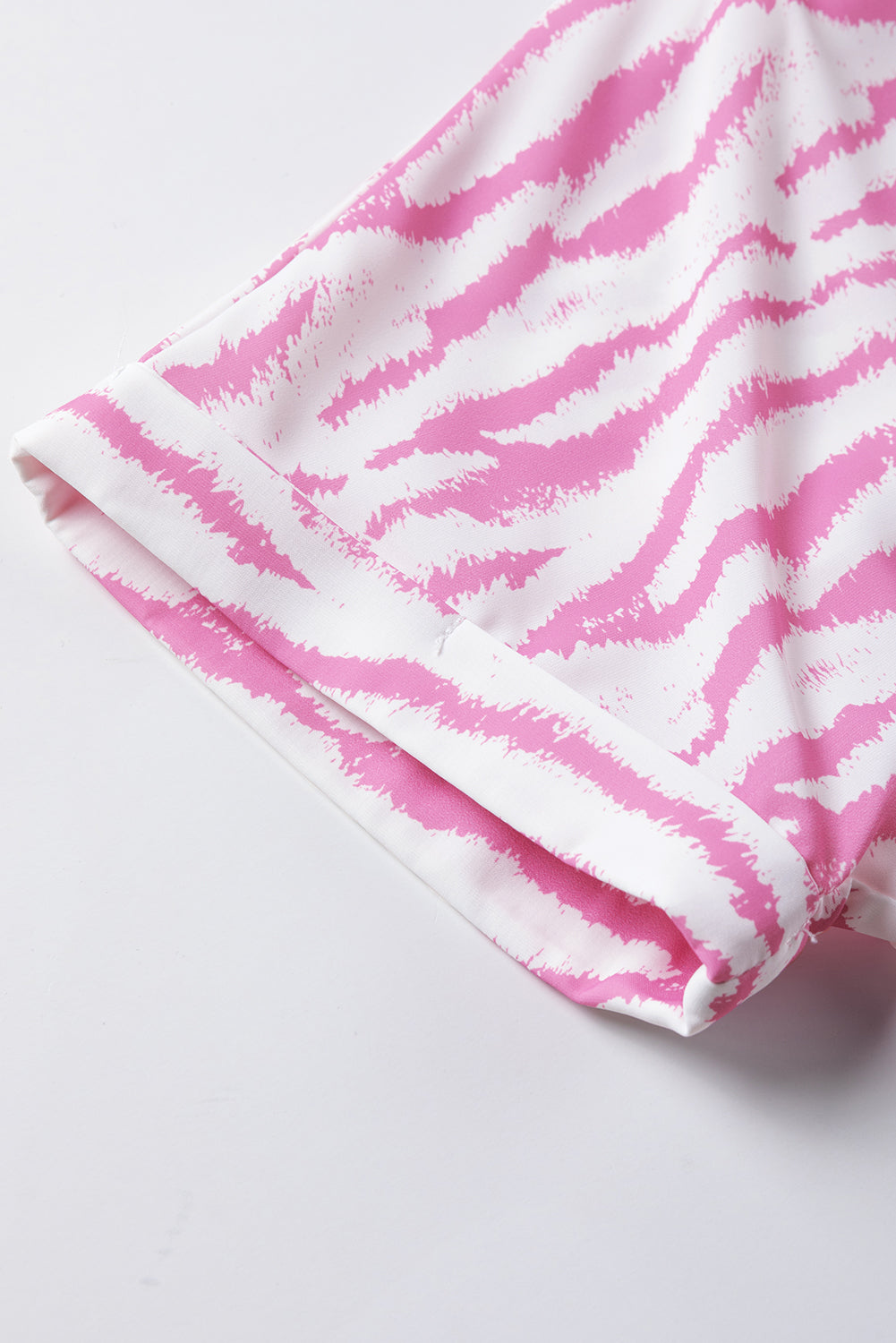 Kurzarmbluse mit V-Ausschnitt und rosafarbenem Zebramuster
