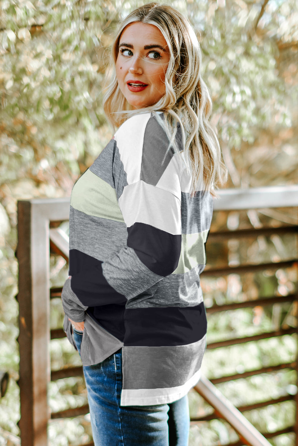 Zgornji del puloverja s sivimi črtami velike velikosti Colorblock