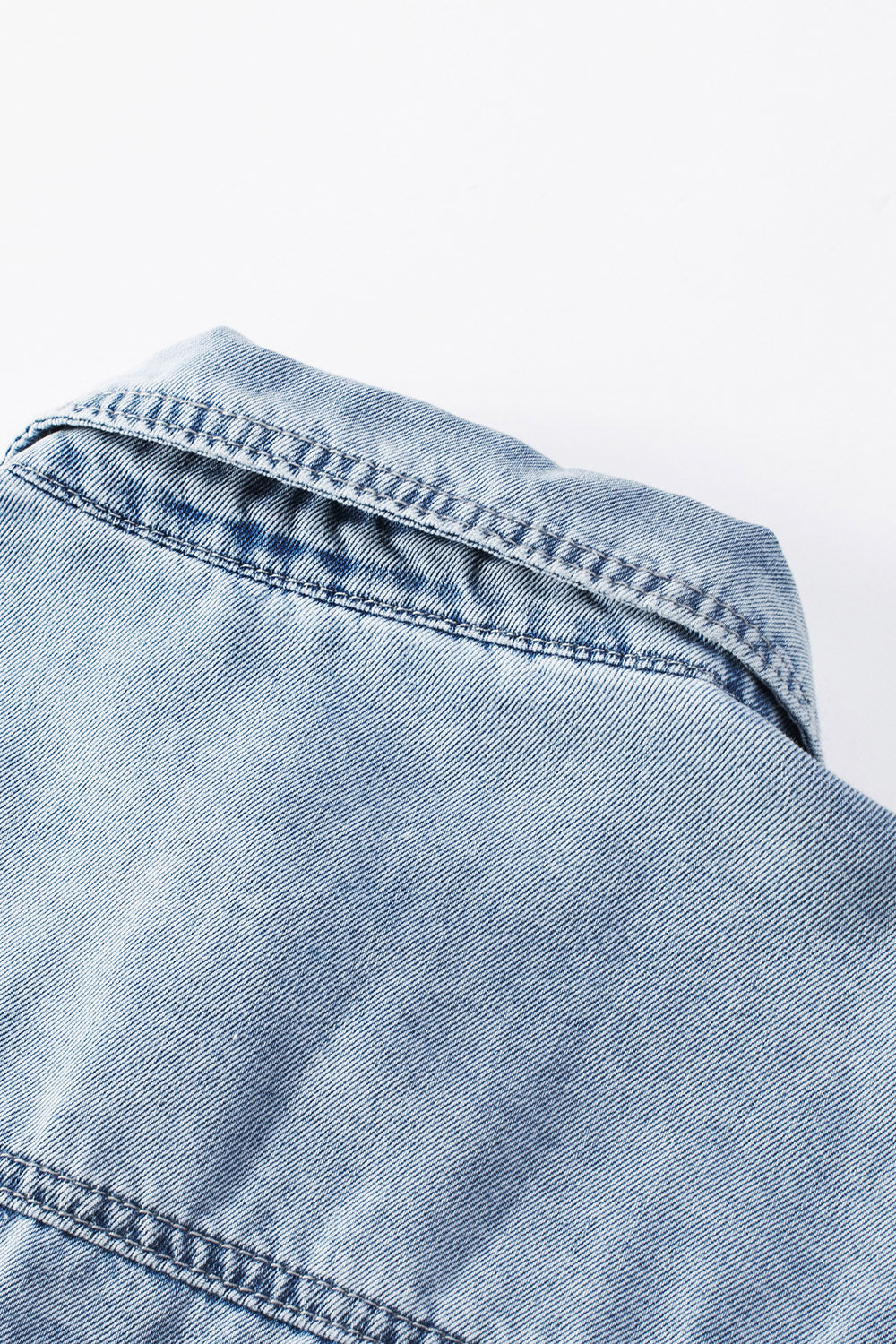 Giacca di jeans abbottonata con maniche a campana e tasche sul petto blu cielo