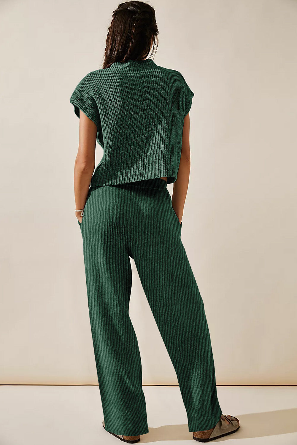 Ensemble pull vert tricoté à col en V et pantalon décontracté