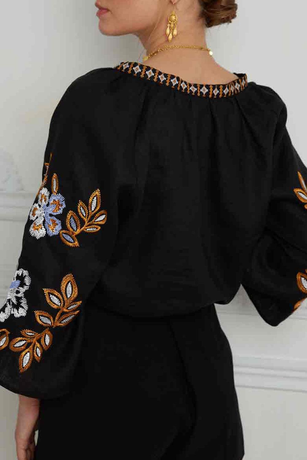 Crna boemska cvjetna bluza s V izrezom