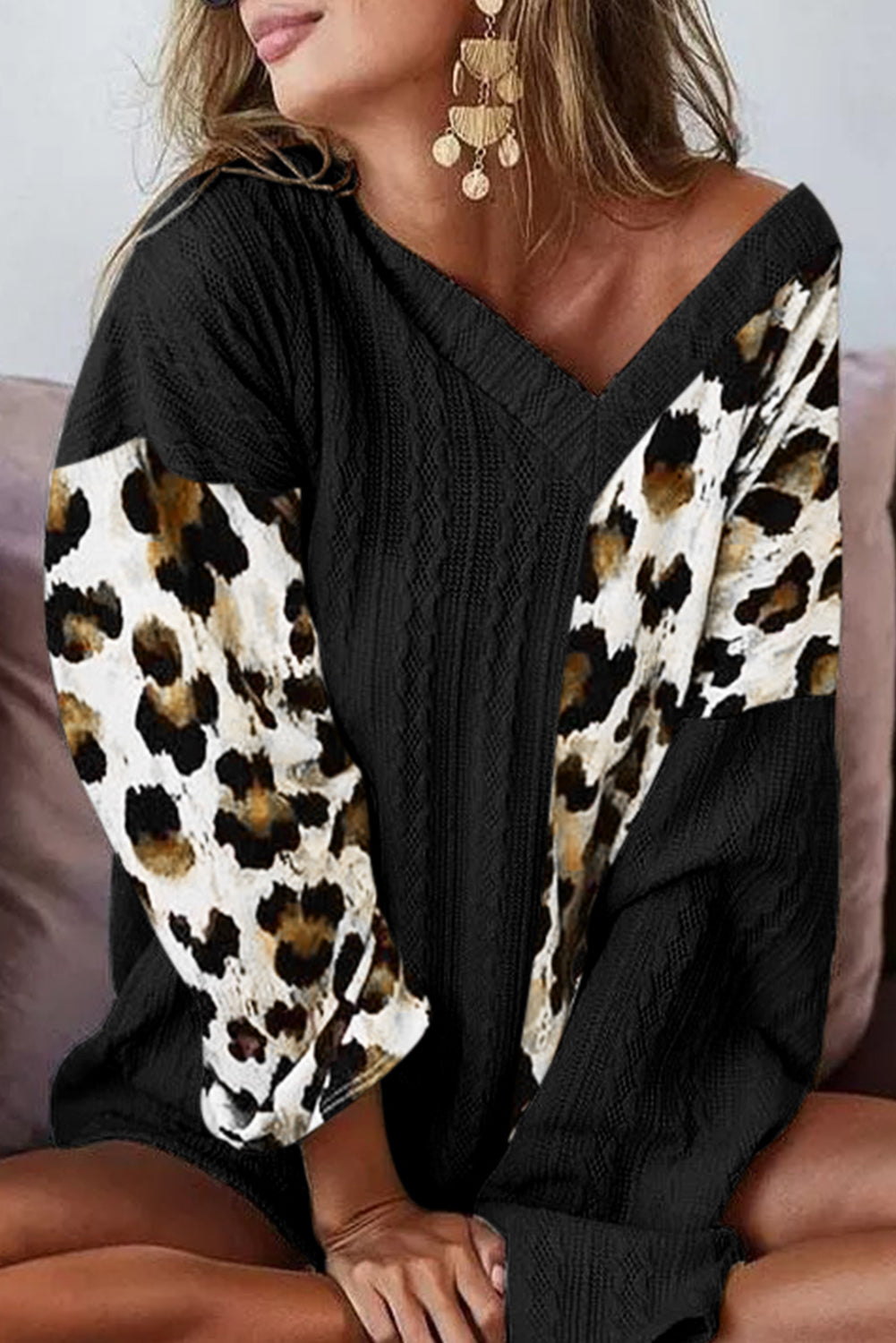 Bež asimetrični pulover z v-izrezom in širokimi rokavi v obliki leoparda