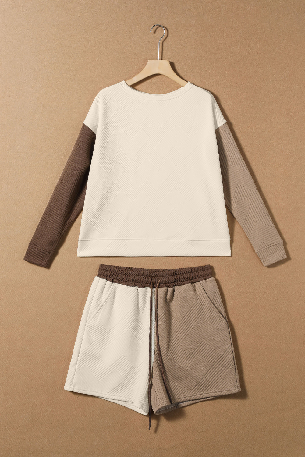 Mehrfarbiges Outfit mit Farbblock-Pullover und Shorts mit kontrastierenden Ärmeln und Struktur