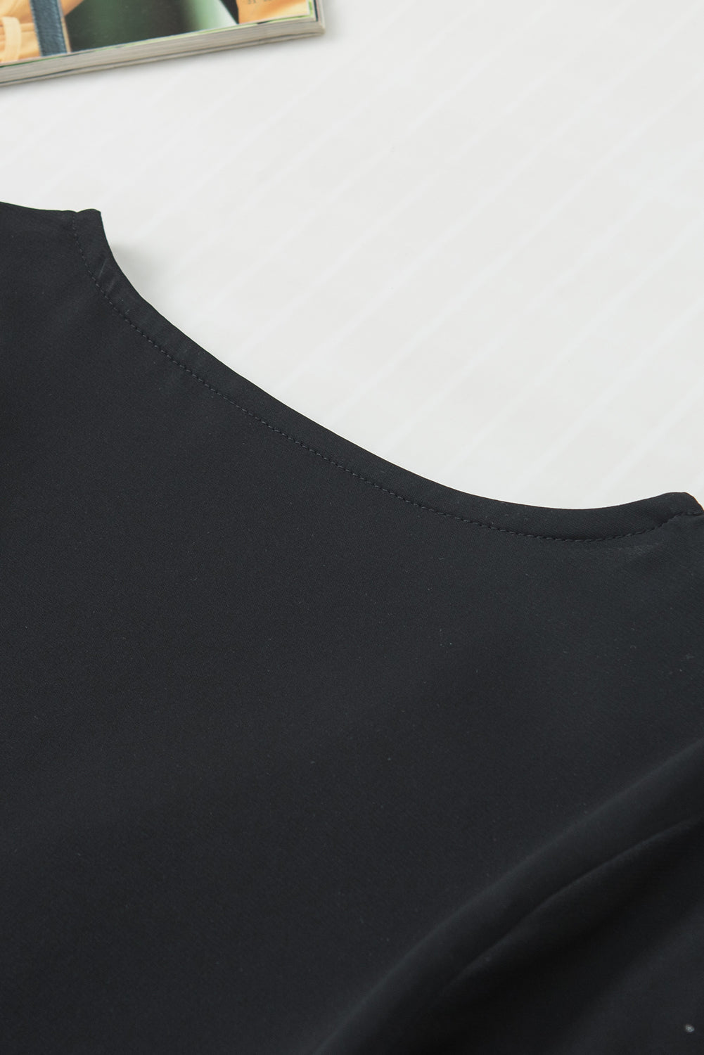 Crna biserna mrežasta bluza s volanima i V izrezom