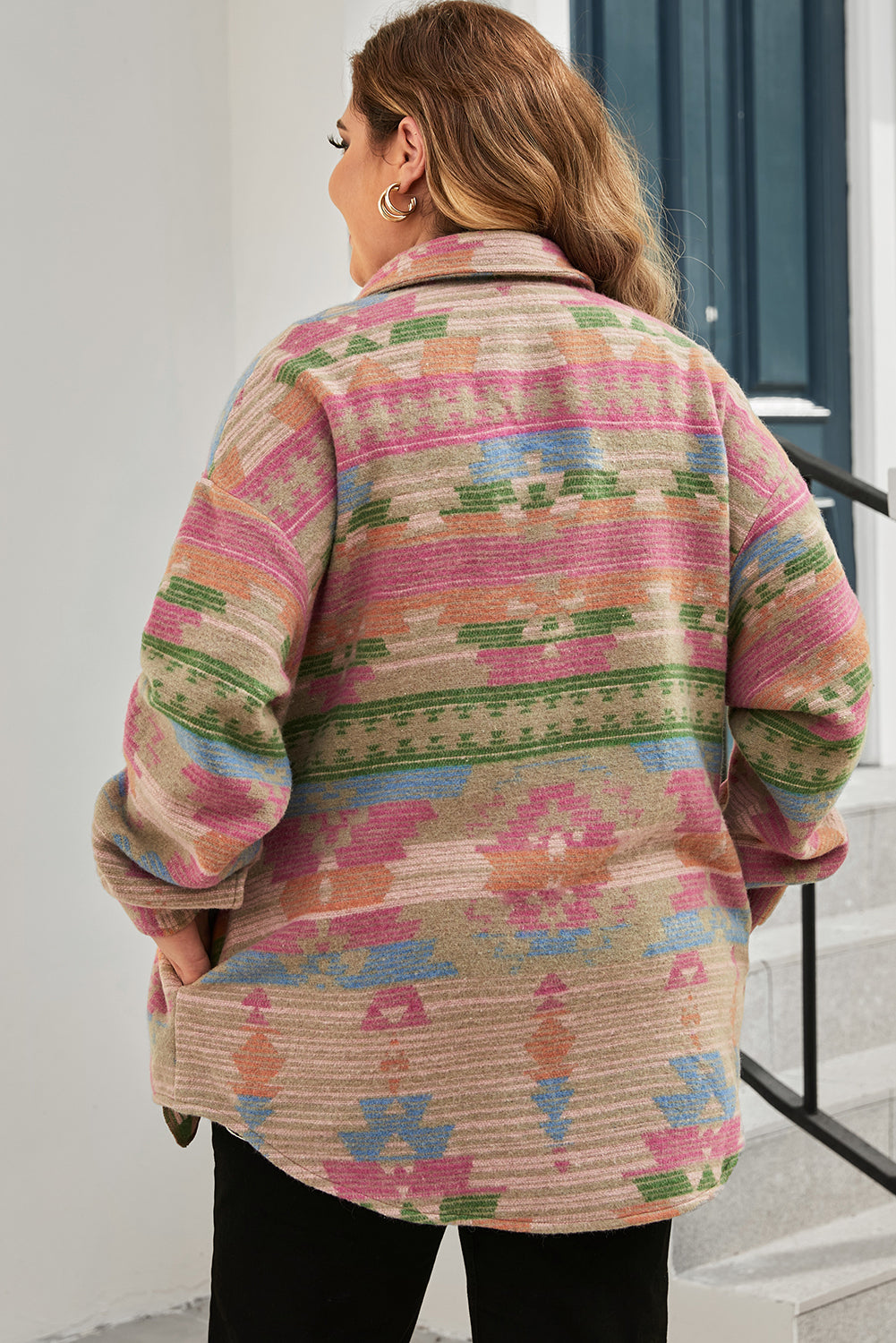 Raznobojna velika jakna s preklopnim džepovima i aztečkim printom