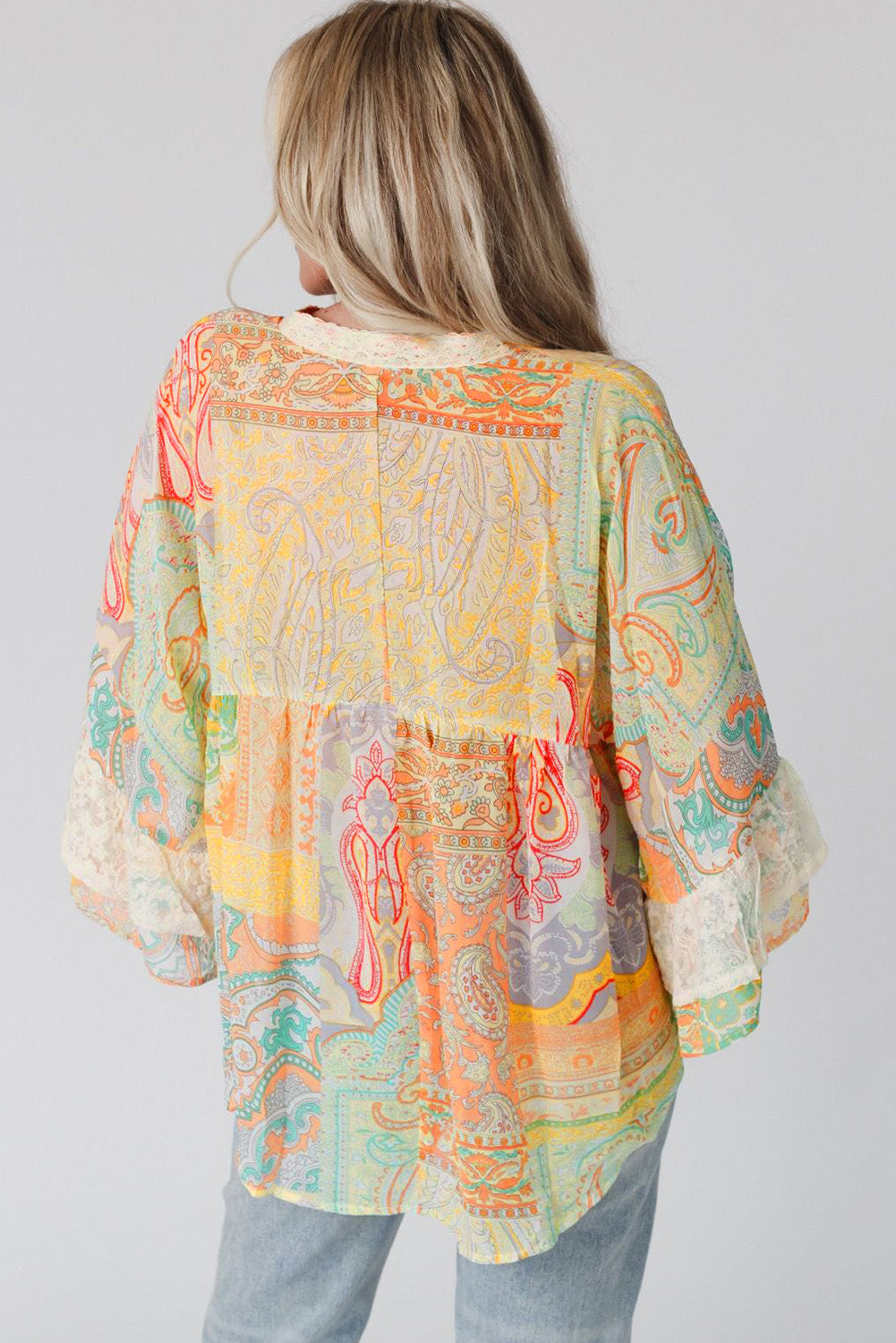Transparente Bluse mit mehrfarbigem Paisley-Print, Glockenärmeln, Spitze und Knopfleiste mit V-Ausschnitt