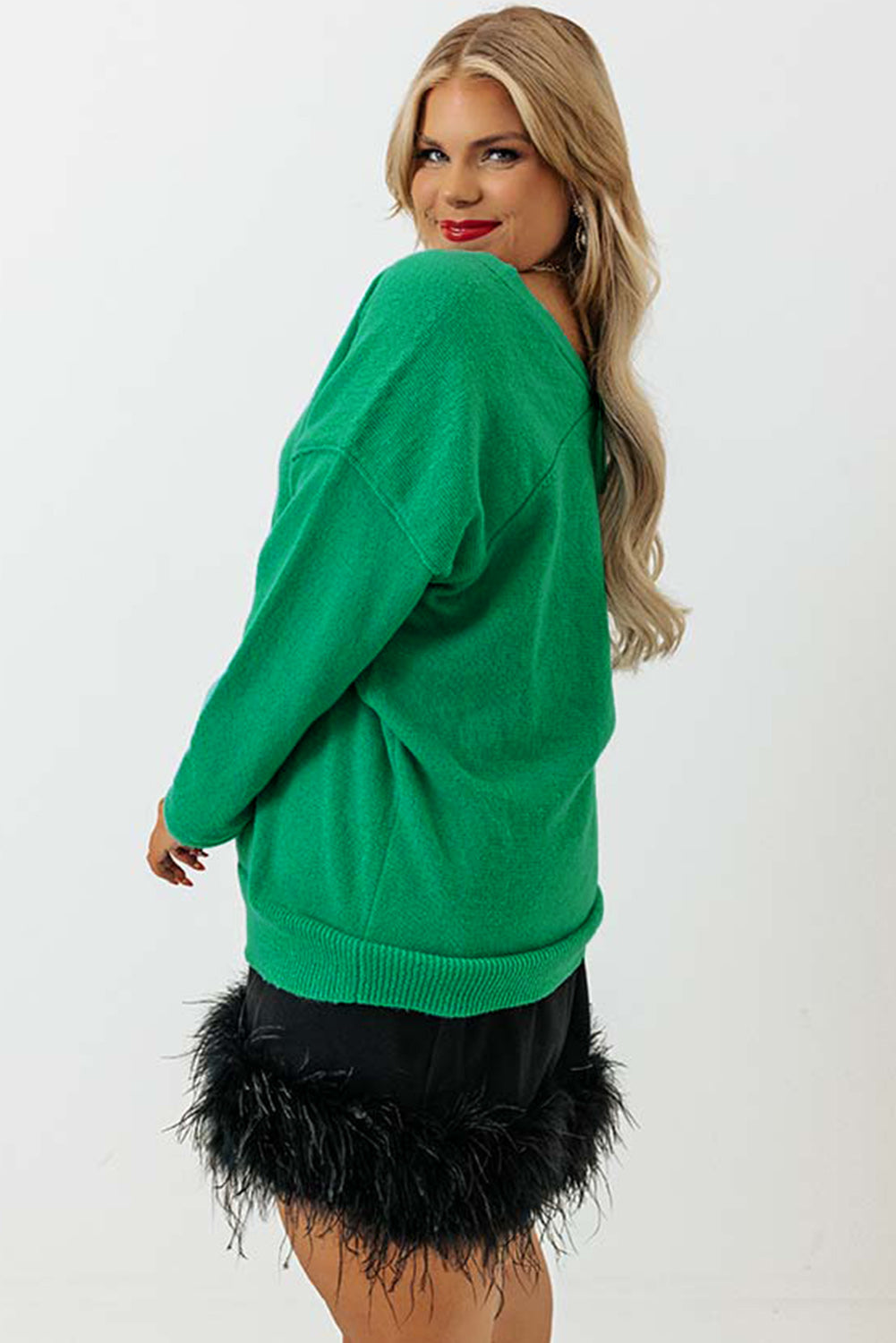 Zelen pulover velike velikosti z v-izrezom in spuščenimi rameni