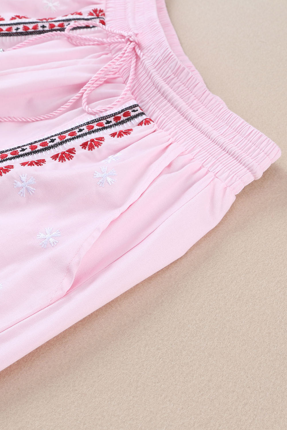 Rosafarbene Boho-Shorts mit Blumenstickerei, Quasten und Kordelzug an der Taille