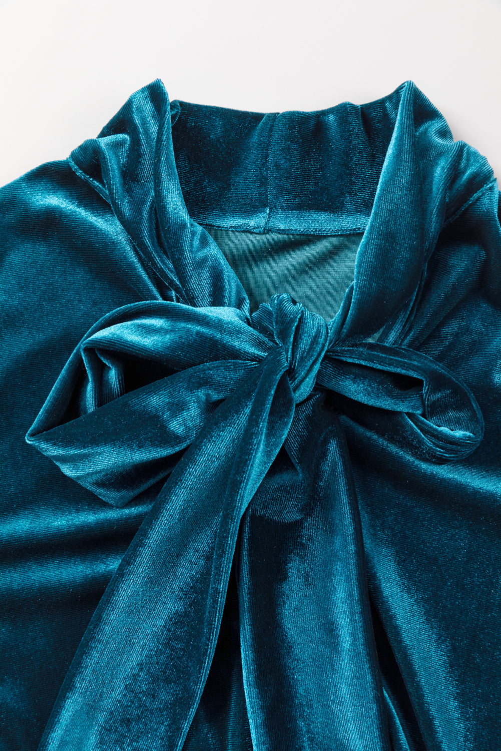 Majica kratkih rukava s leptir-kravatom u obliku paunovo plavog baršuna