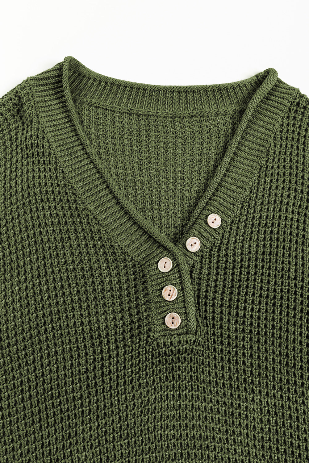 Crni pleteni pulover s dugmadima s V izrezom i spuštenim ramenima