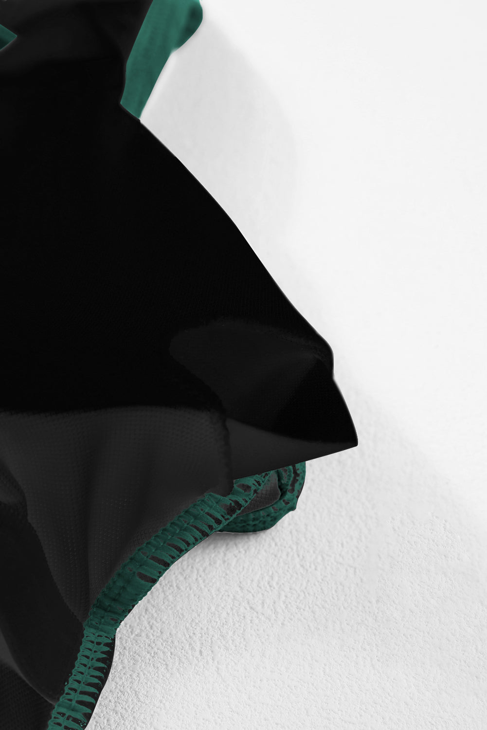 Crni jednodijelni kupaći kostim s rebrastim širokim izrezom