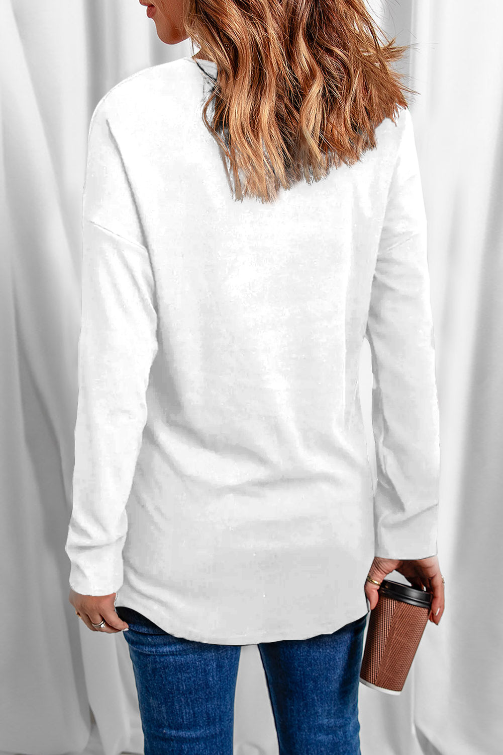 Bela enobarvna pletena majica z dolgimi rokavi z V izrezom