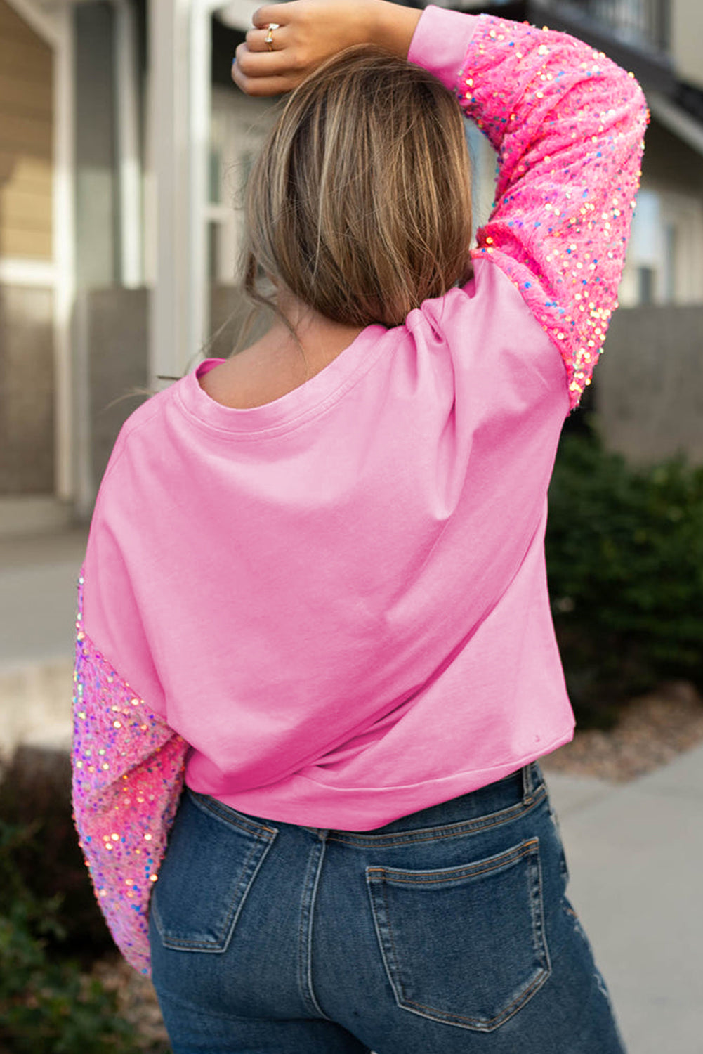 Ružičasta majica sa spuštenim ramenima sa šljokičastim rukavima veće veličine