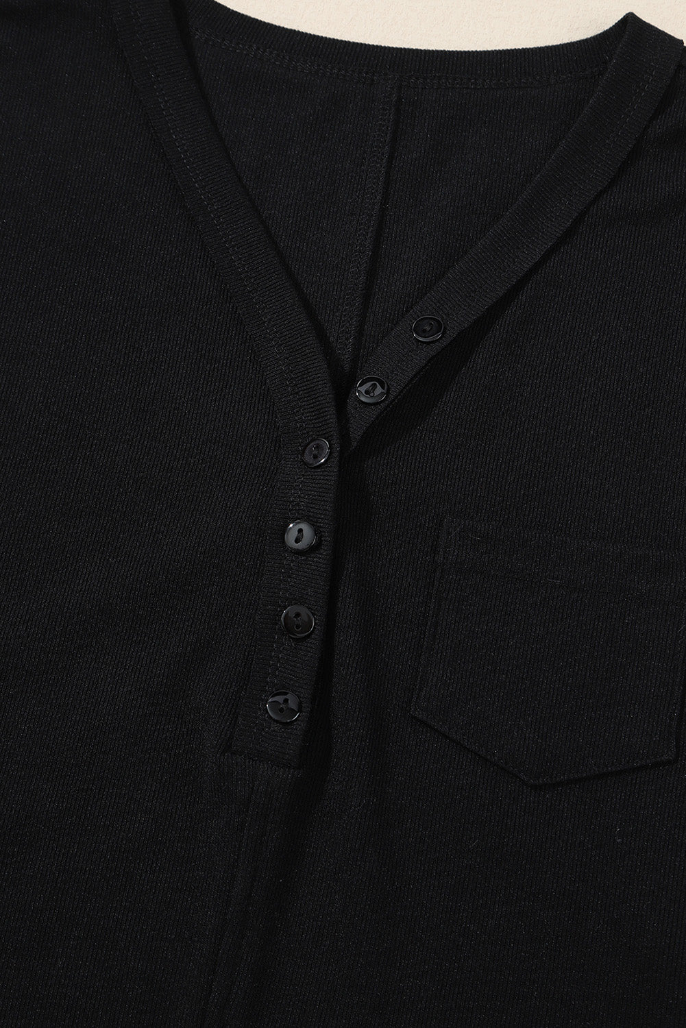 Schwarzes, geripptes Oberteil mit aufgesetzter Tasche und geteiltem Ausschnitt