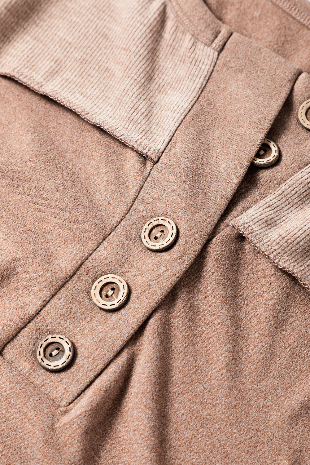 Sweat-shirt boutonné marron foncé avec coutures apparentes et manches avec trou pour le pouce