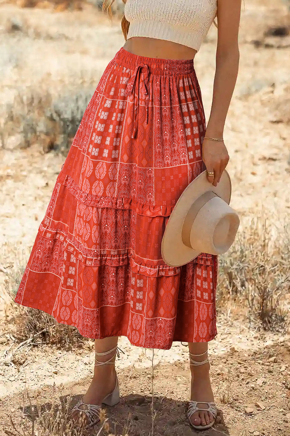 Vatreno crvena dugačka lepršava suknja s boemskim printom