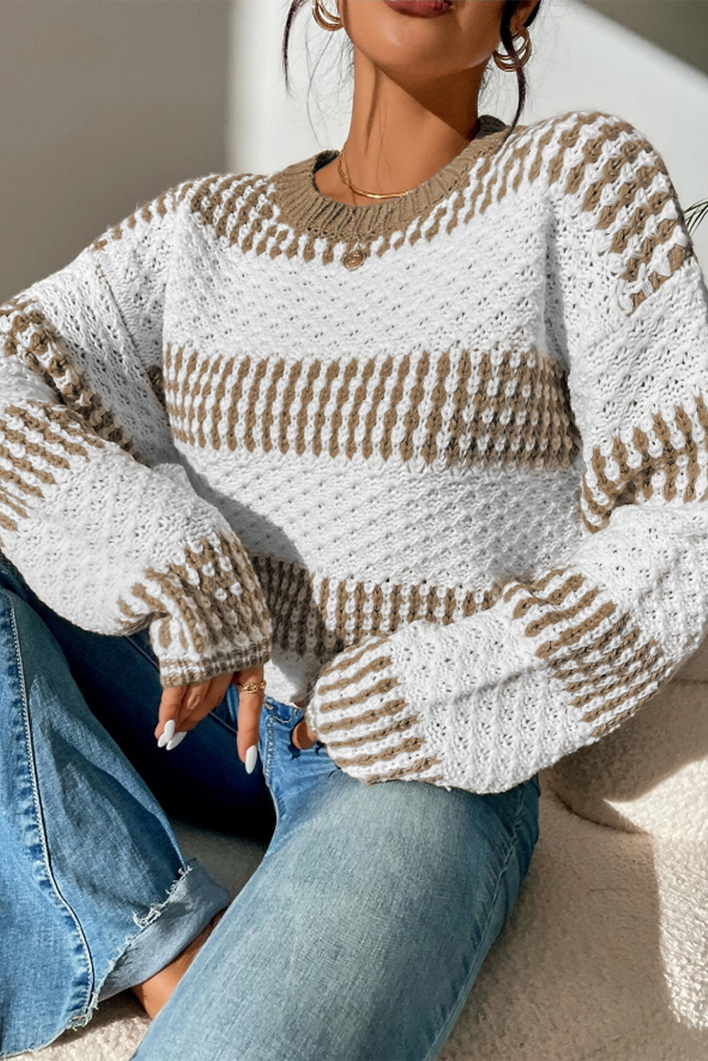 Večbarvni dvobarvni pulover z navpičnimi črtami na spuščena ramena