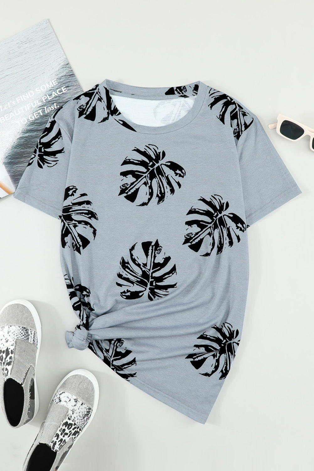 Graues T-Shirt mit Rundhalsausschnitt und tropischem Pflanzen-Print