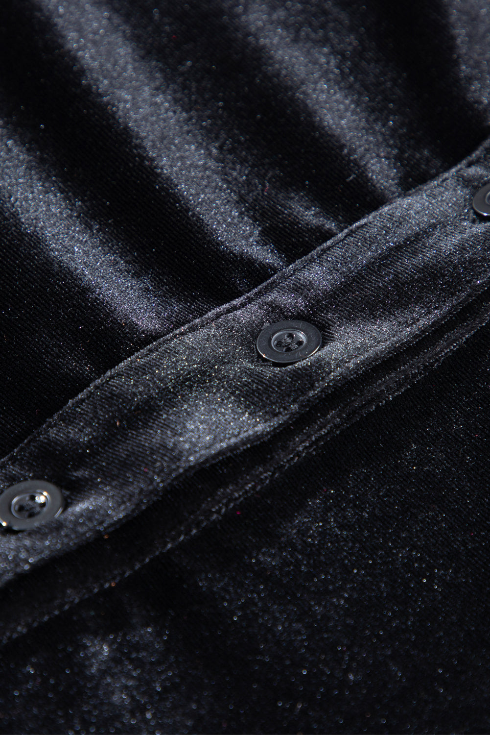 Chemise noire à basque en velours boutonnée à manches bouffantes et sequins