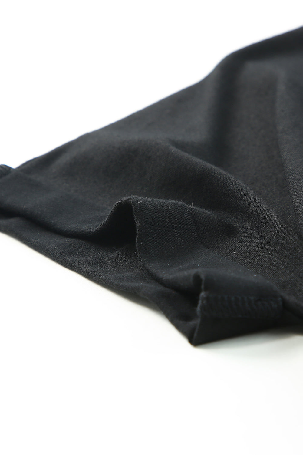 Crna široka majica kratkih rukava s džepovima na prsima, mini haljina s naborima