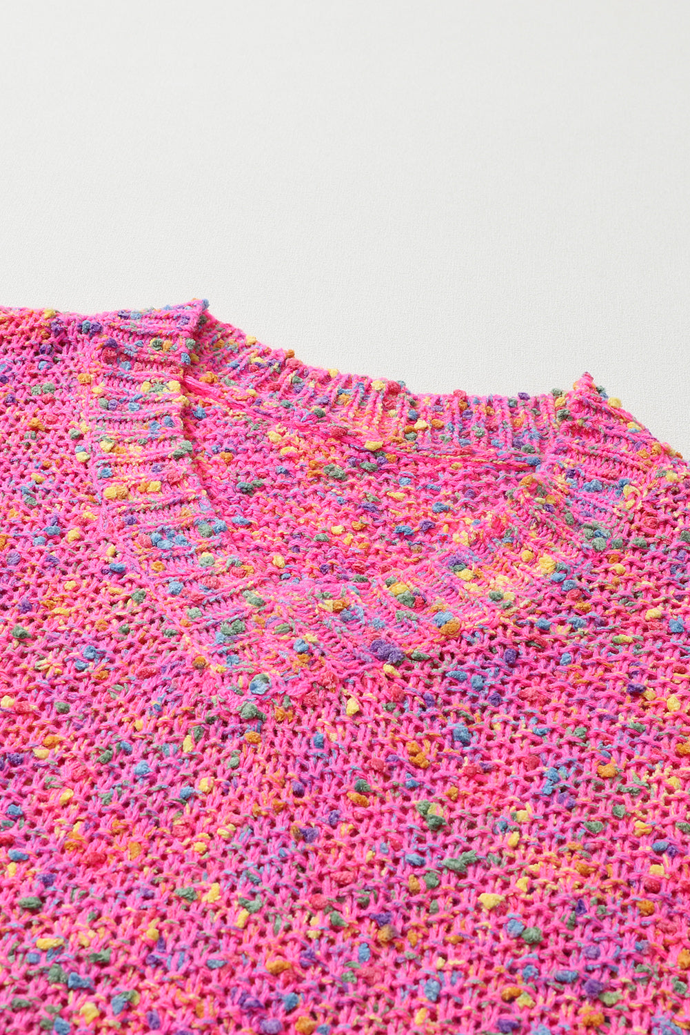 Pleten pulover z v-izrezom, temno roza in pisanimi pikami, za prosti čas