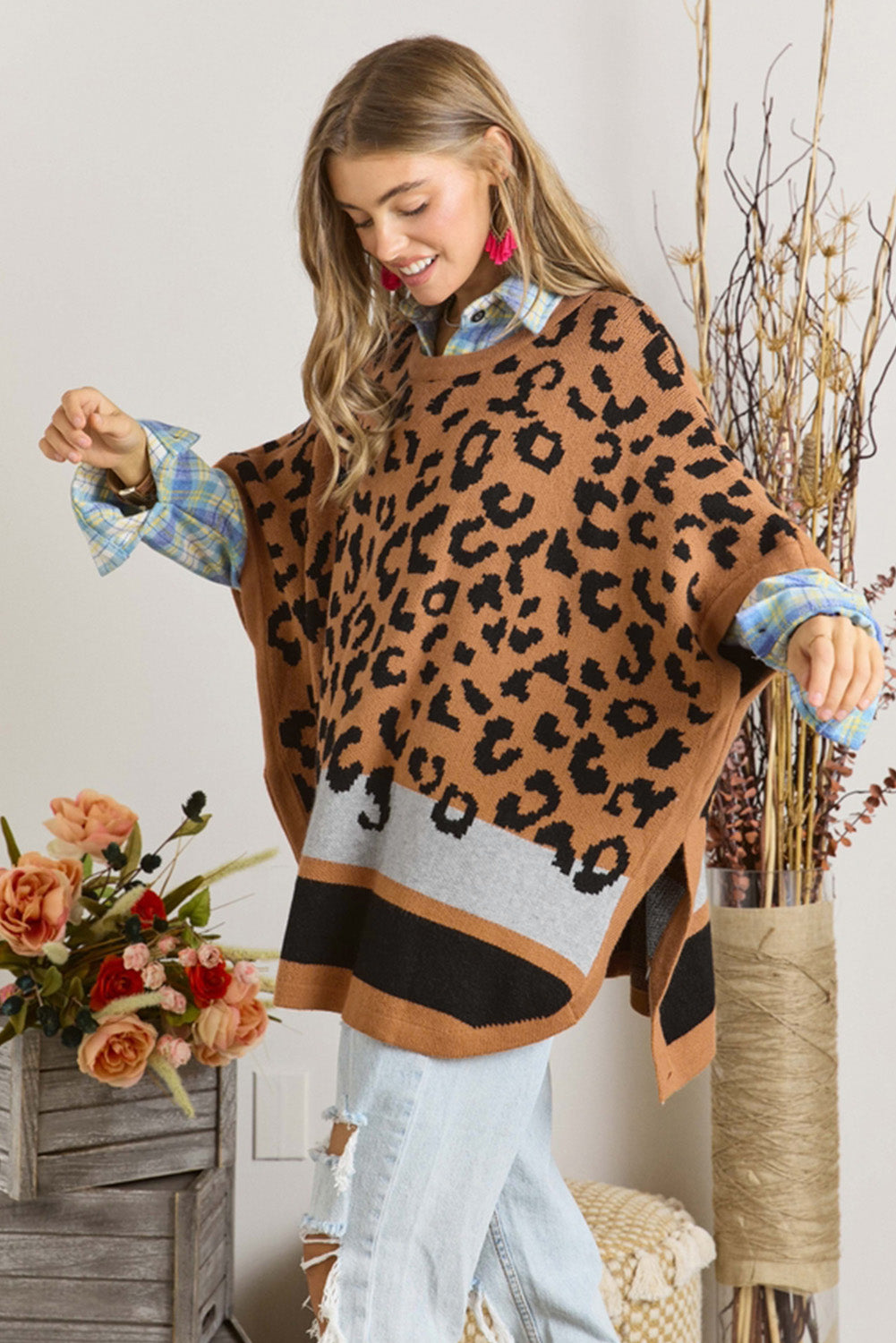 Kamelfarbener Poncho-Pullover mit Leopardenmuster