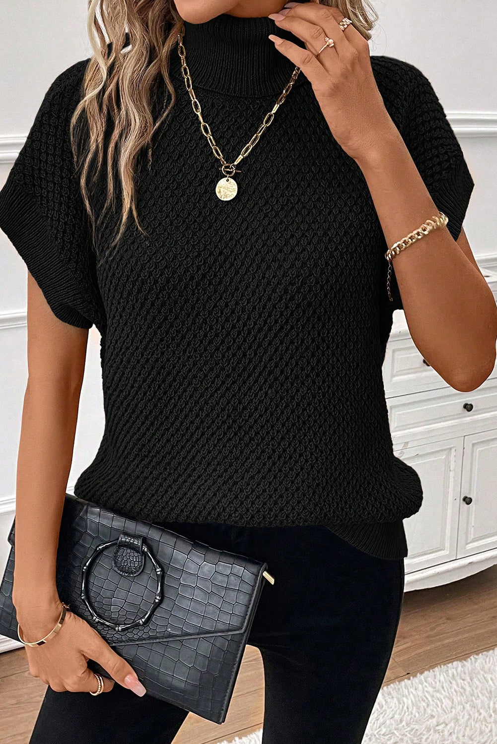 Crni pulover kratkih rukava s teksturom i dolčevitom