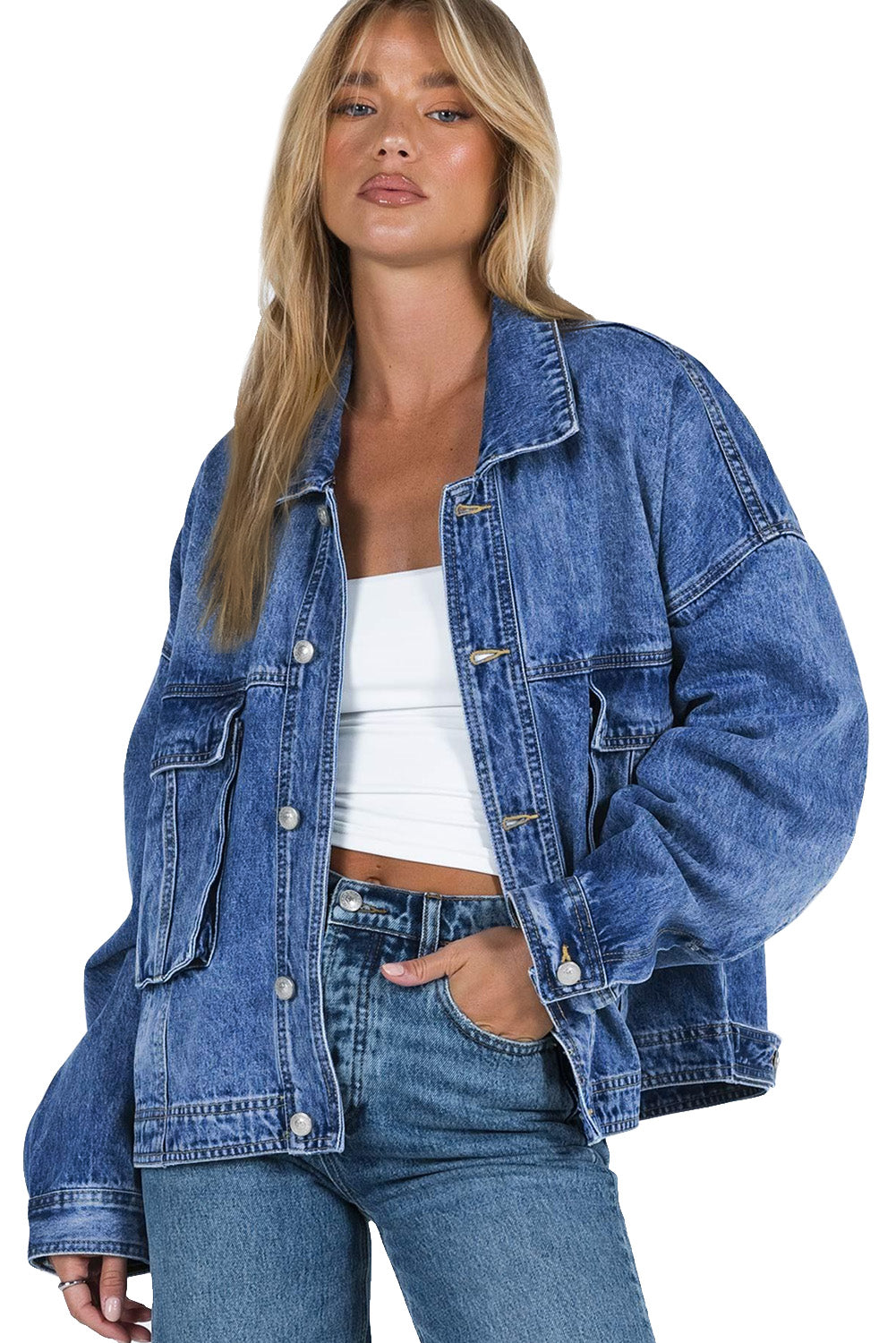 Široka traper jakna s plavim džepovima na prsima i spuštenim ramenima