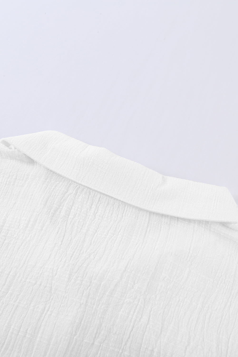 Jednobojna osnovna bijela košulja s teksturom