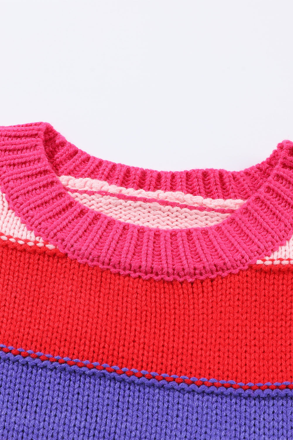 Maglione con maniche a sbuffo in maglia con pompon a righe rosa taglie forti