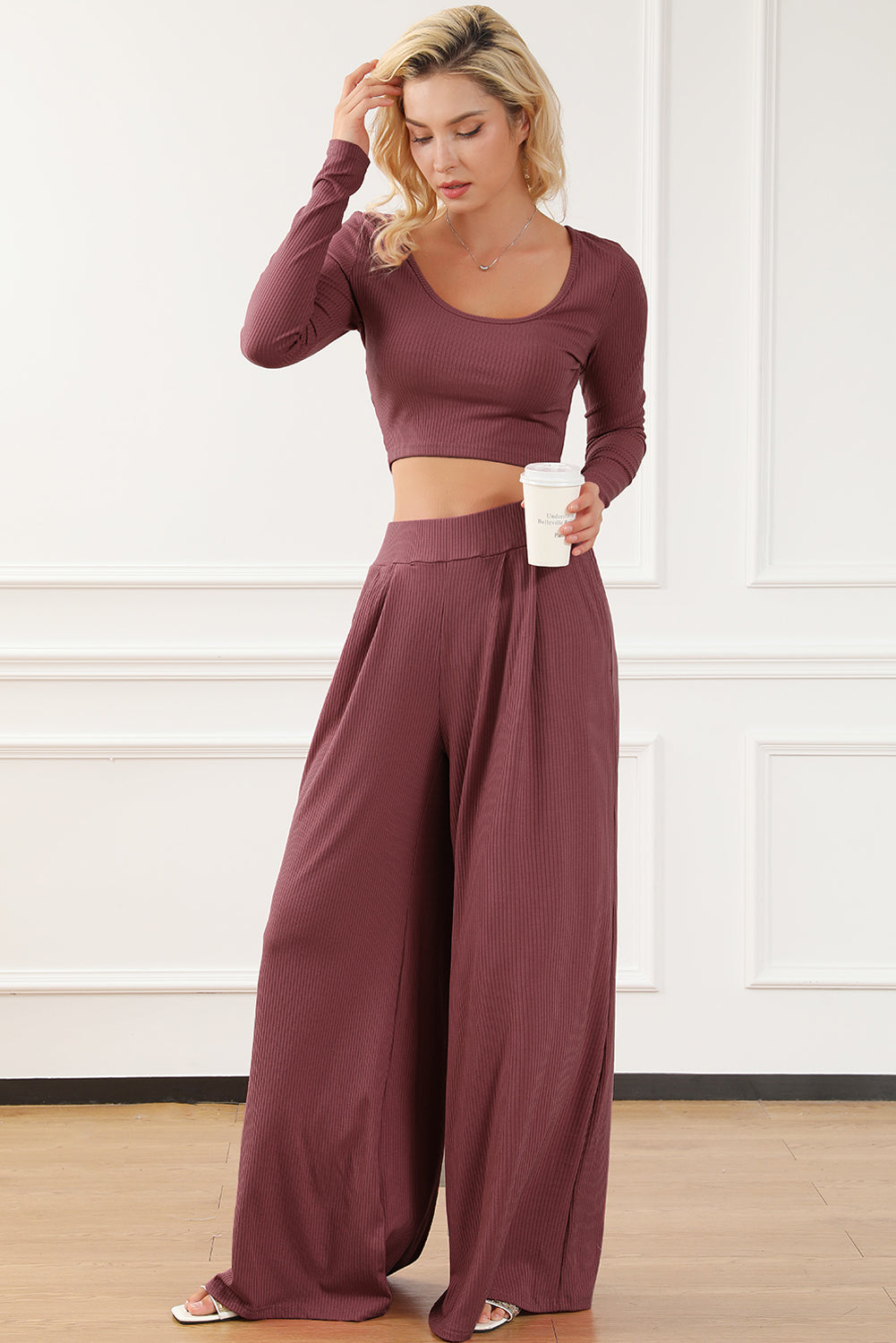 Ensemble haut court côtelé de couleur unie et pantalon long