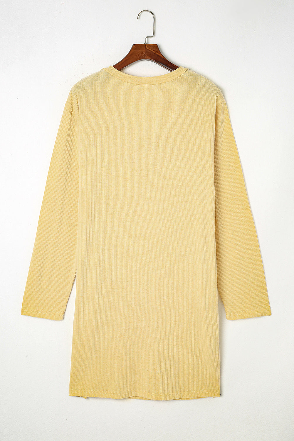 Gelbes, geripptes Henley-Kleid mit langen Ärmeln und Taschen in Übergröße
