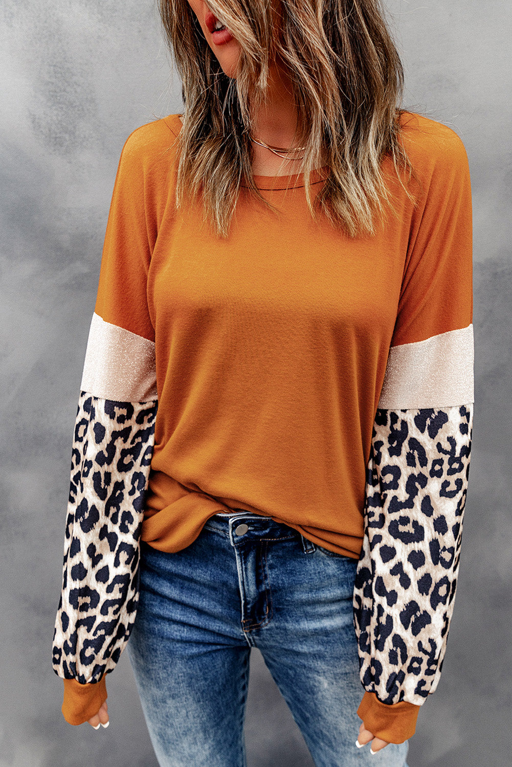 Rjava majica z dolgimi rokavi in ​​patchwork z leopardjimi bleščicami