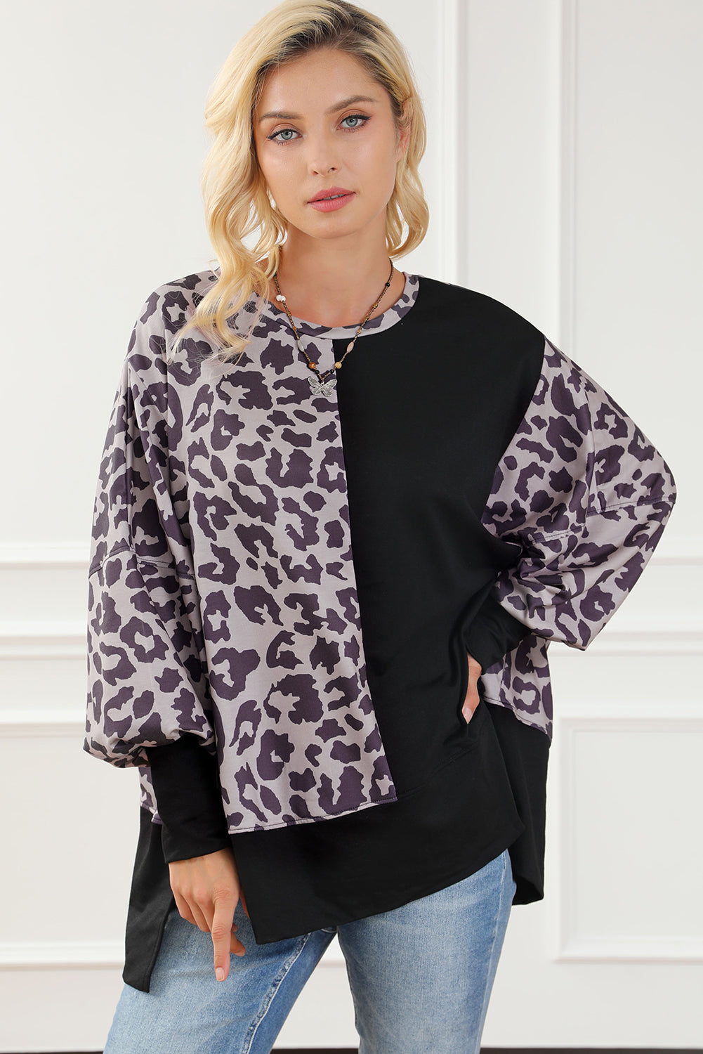 Crni sweatshirt s prorezima s rukavima u stilu patchworka s leopardom